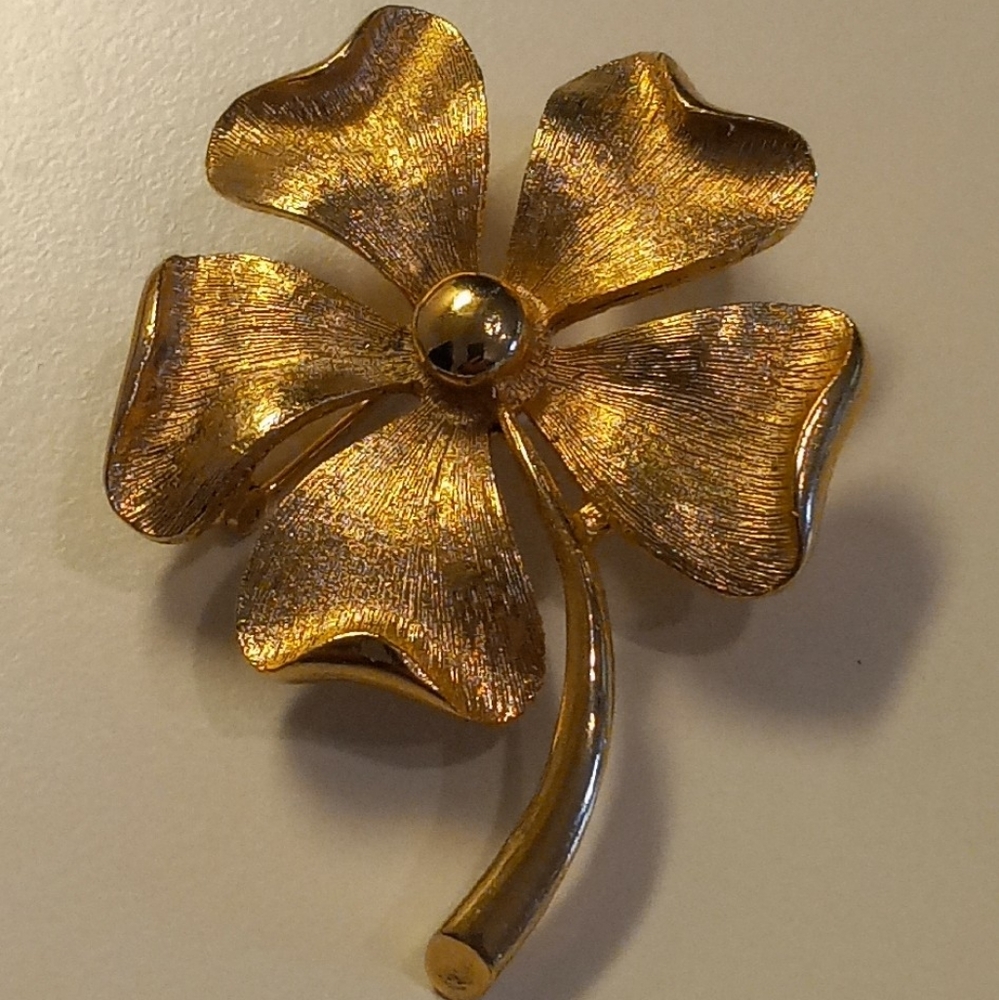 Vintage 1969 Sarah Coventry Flower Brooch